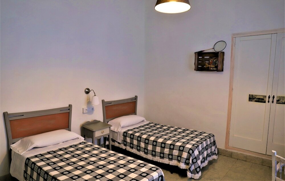 Фото Hostal Montsoliu