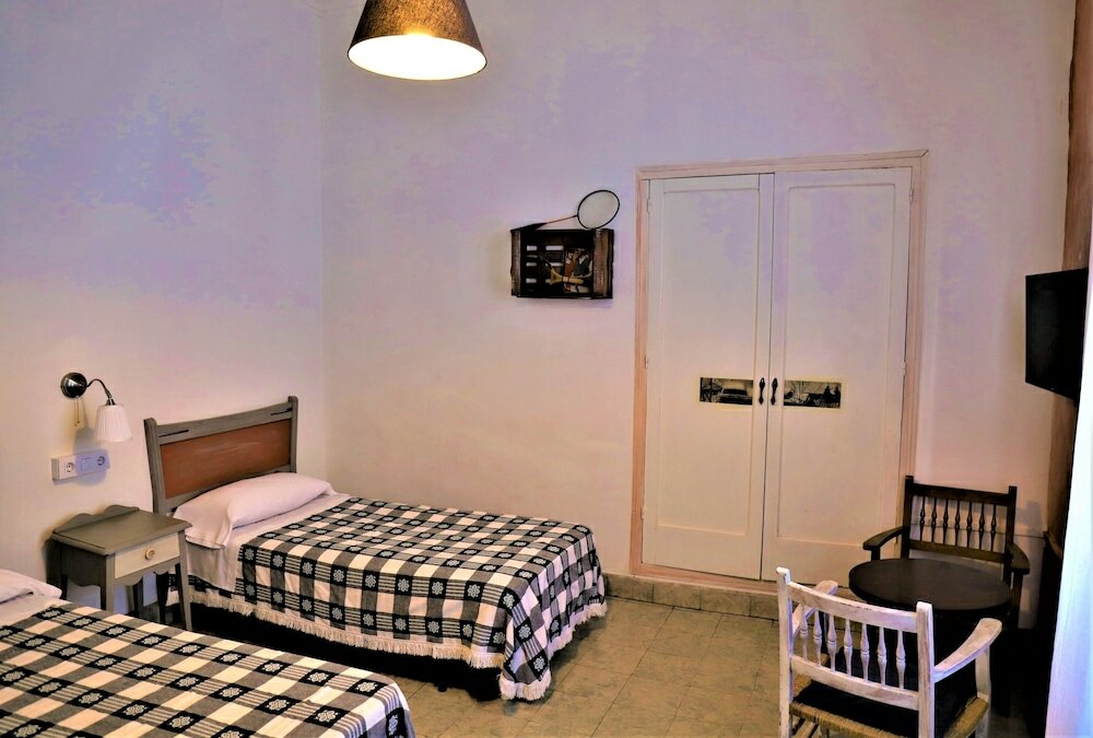 Фото Hostal Montsoliu