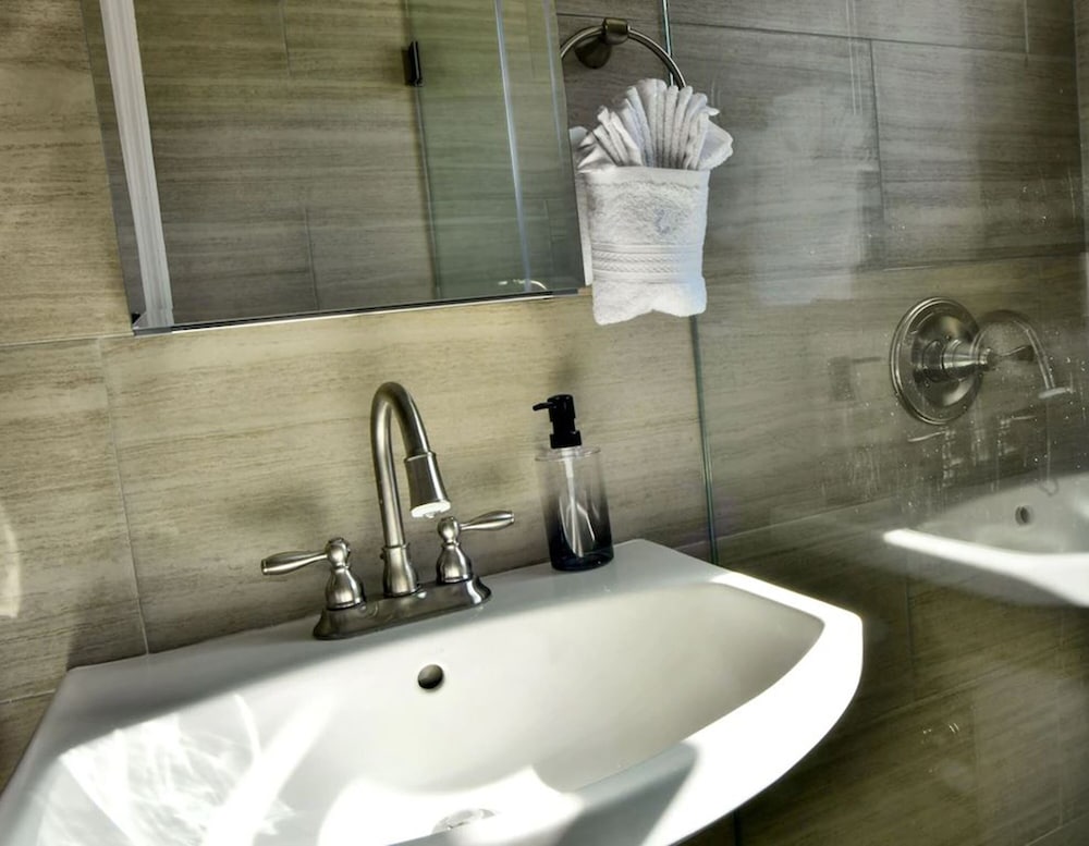 Фото Broadway Suites Downtown by RocketSTAY