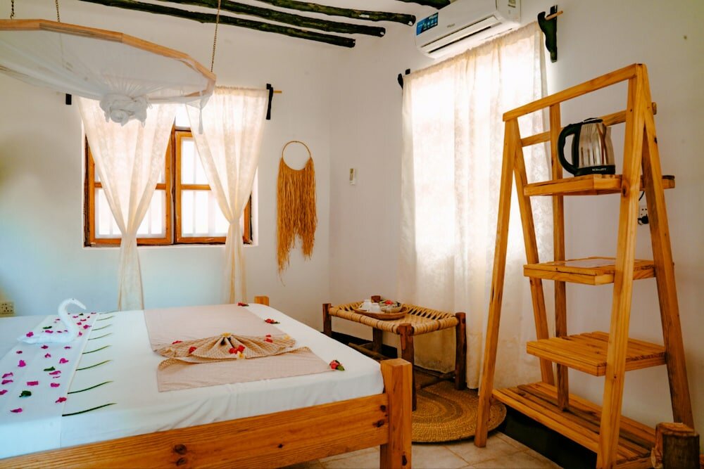 Фото Tiki Beach Club and Resort