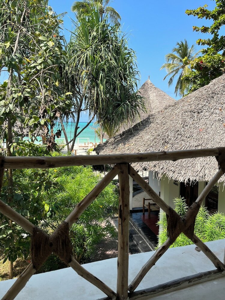 Фото Tiki Beach Club and Resort