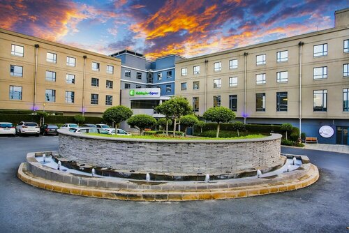 Внешний вид отеля Holiday Inn Express Sandton Woodmead, an Ihg Hotel в Сандтоне, фото 1