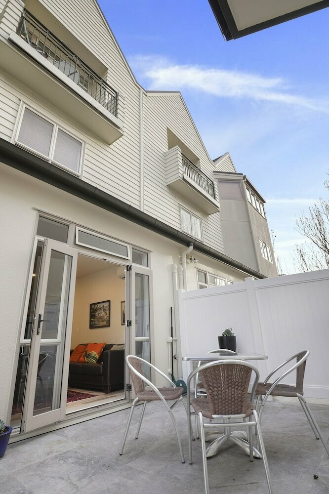 Hotel Cbd Spacious 3 Storey Terrace House, Auckland, photo