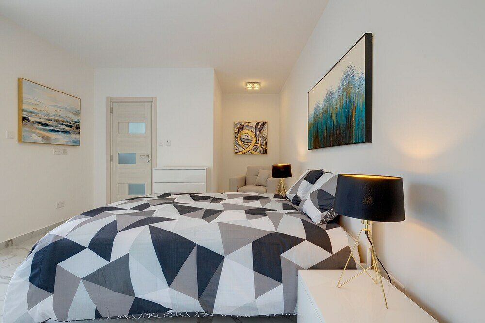 Фото Fabulous Penthouse Close to St George's Bay