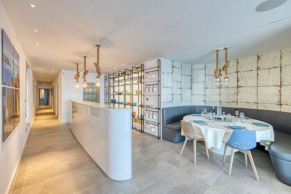 Фото Superb Seafront Family Apartment