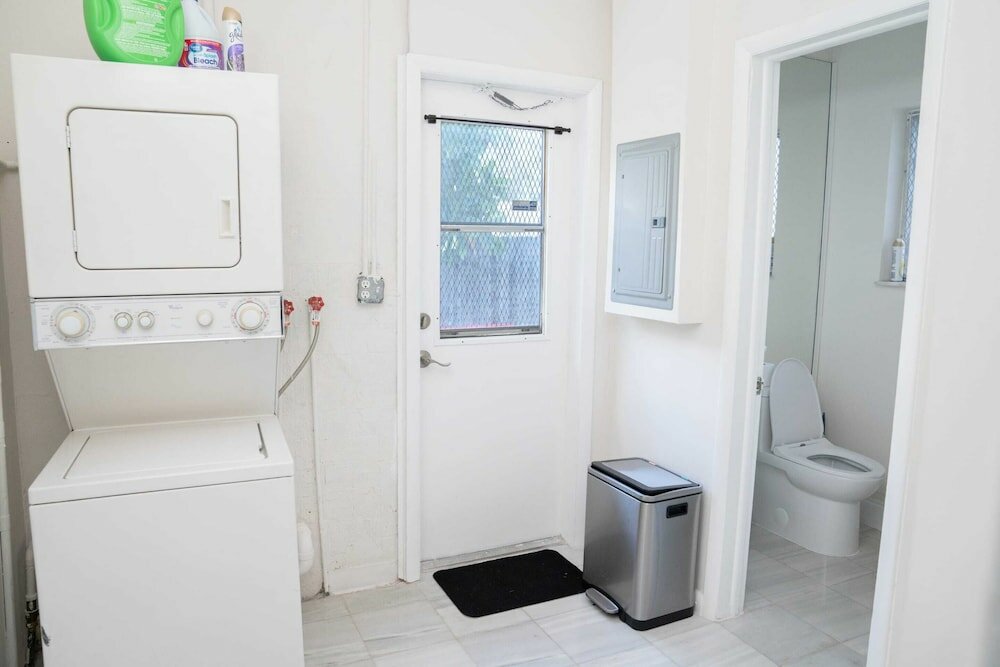 Фото Cozy House With Patio, Fireplace, Parking - Hollywood, Florida