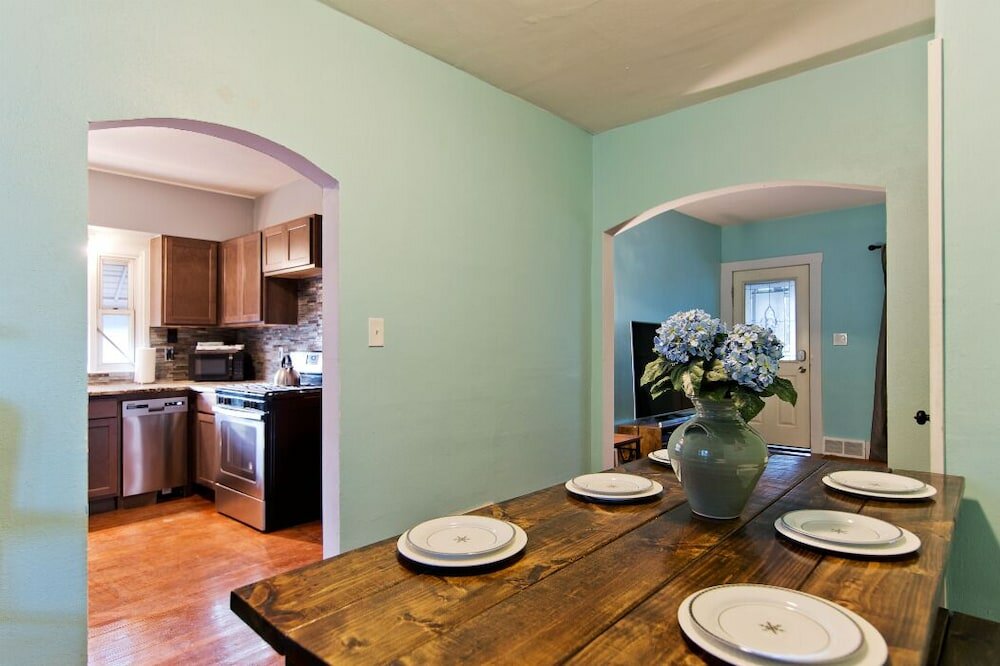 Фото Amazing 5 Bedroom Downtown Ferndale House