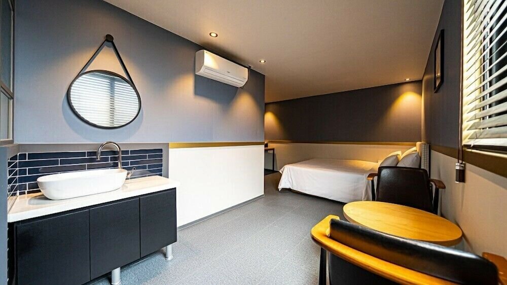 Фото Geoje Hotel Deluxe and Guest House