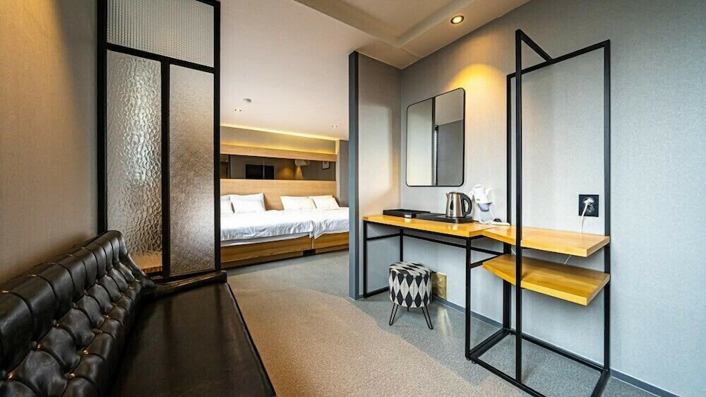 Фото Geoje Hotel Deluxe and Guest House