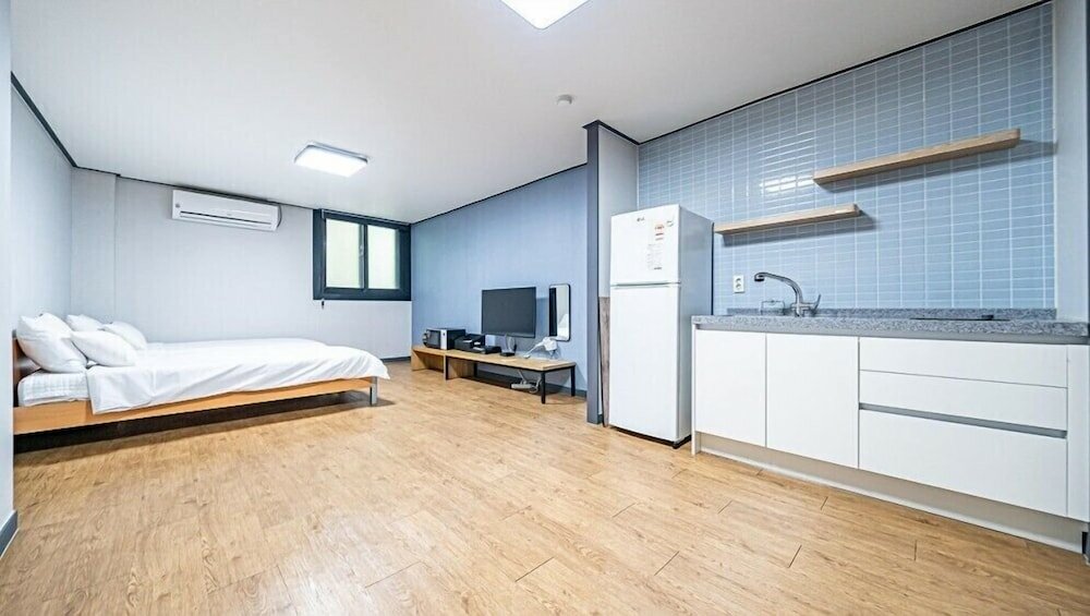 Фото Geoje Hotel Deluxe and Guest House