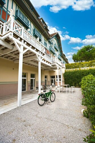 Гостиница Renaissance Paris Hippodrome De St. Cloud Hotel в Версале