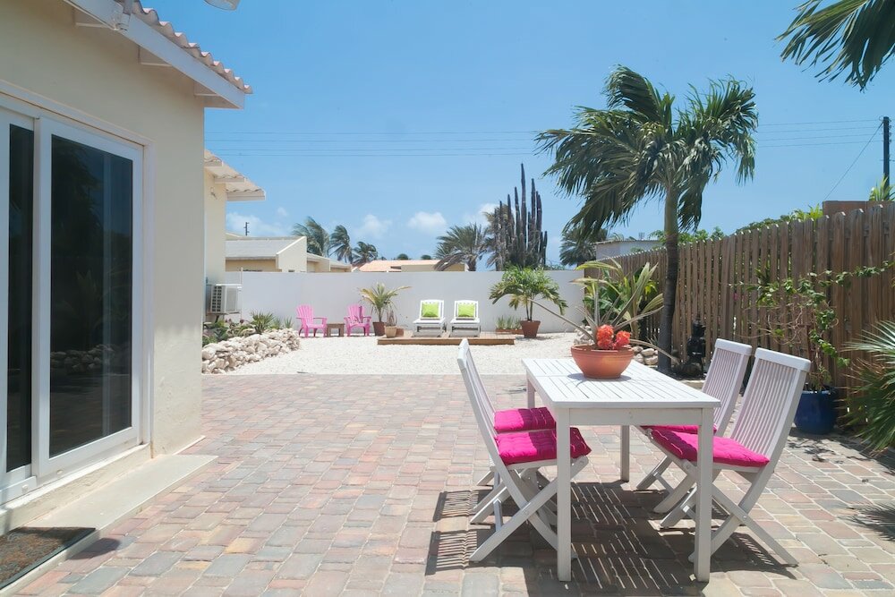 Фото Pauline's Apartments Aruba