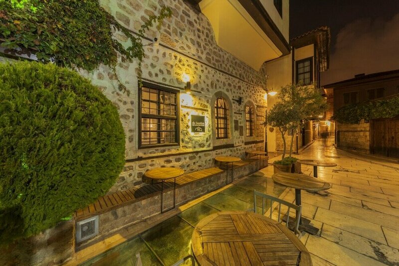 Апартаменты Amazing Hotel Room Near Hadrian s Gate в Муратпаше