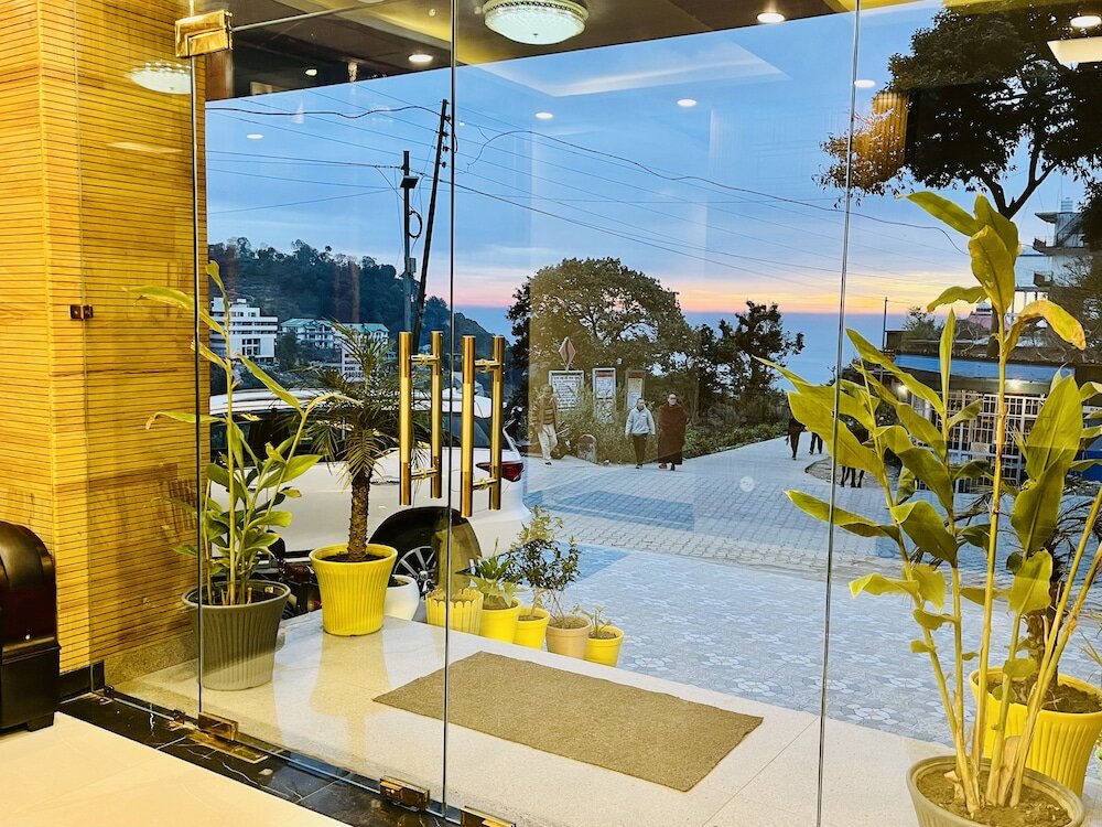 Фото Hotel The Crown