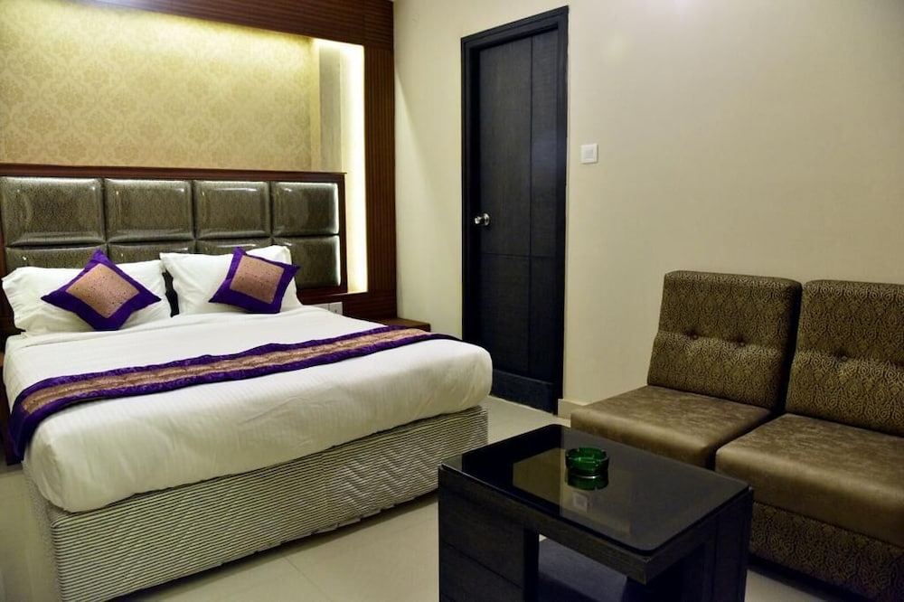 Фото Pine Tree Boutique Hotel - Greams Road