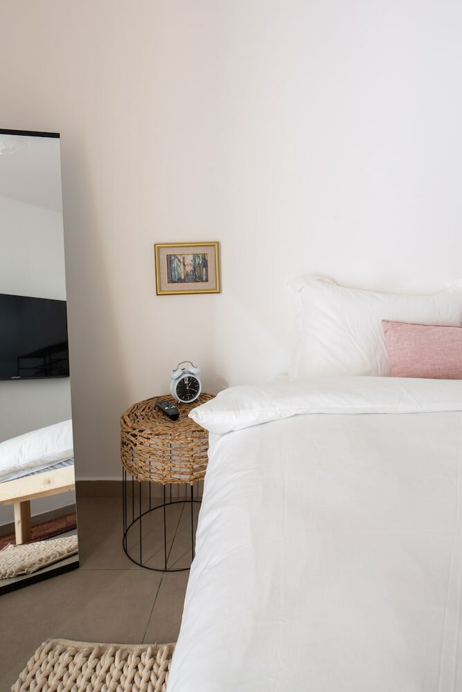 Фото Cozy 2bdr with Parking