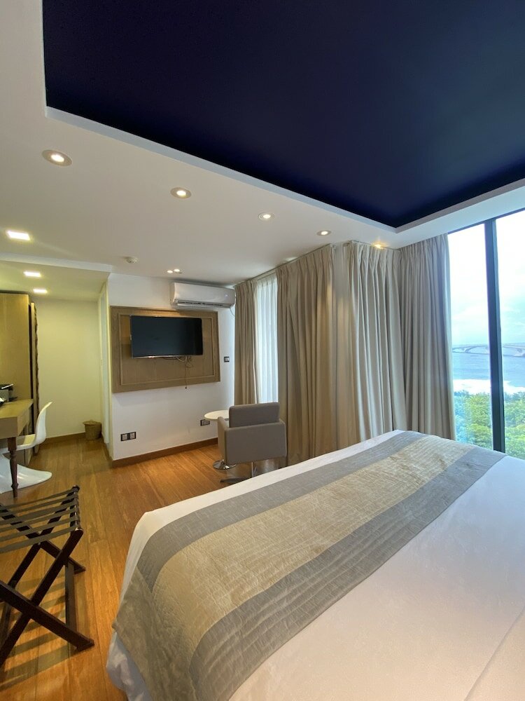 Фото Beehive Premier