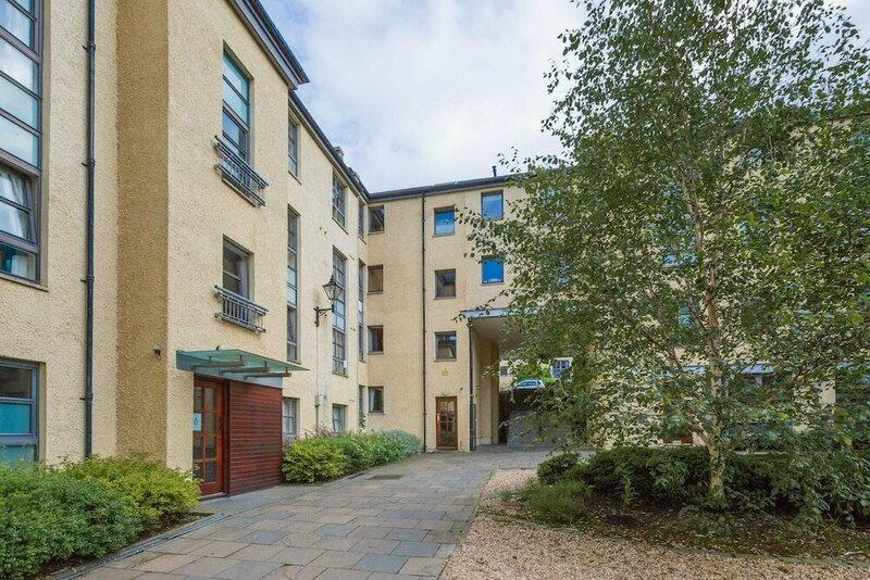 Гостиница 388 Fabulous 2 Bedroom Apartment With Parking 2 Minutes Walk From the Royal Mile в Эдинбурге
