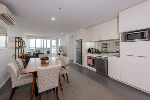 Гостиница Convenient 2-bedroom Apt in Docklands With Pool в Мельбурне