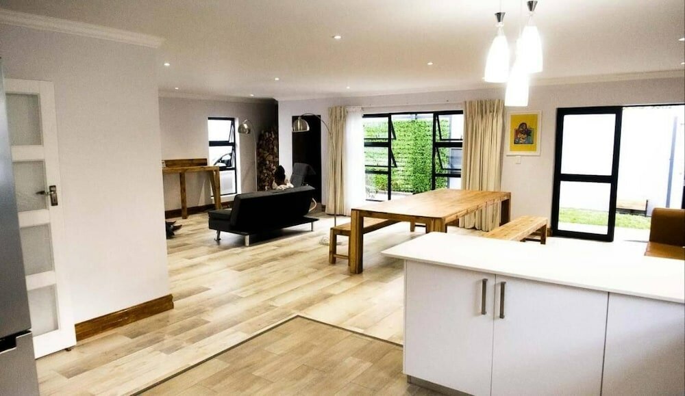 Фото Explorer Backpackers