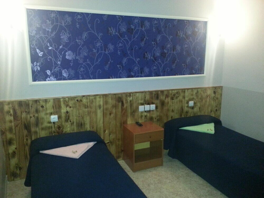 Фото Hostal Isla Cristina Mataró