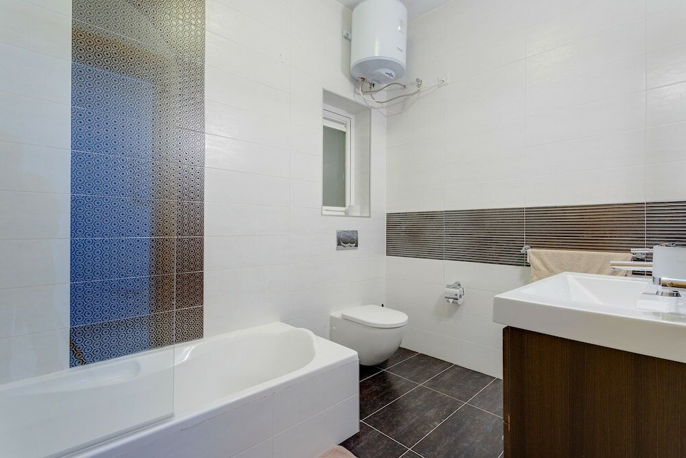 Фото Luxury Apt with Side Sea Views & Pool, Top Location