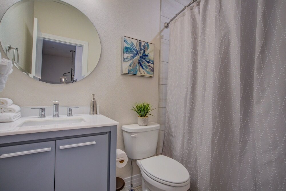 Фото Downtown Skyline Rooftop Patio Modern Townhome