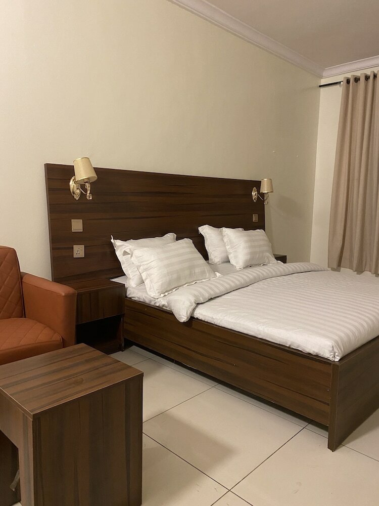 Фото Posh Hotel And Suites