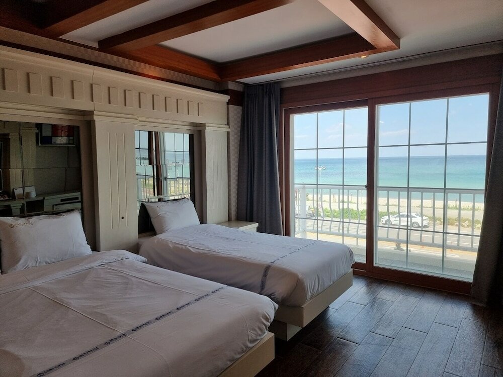 Фото Benikea Mountain and Sea Yangyang