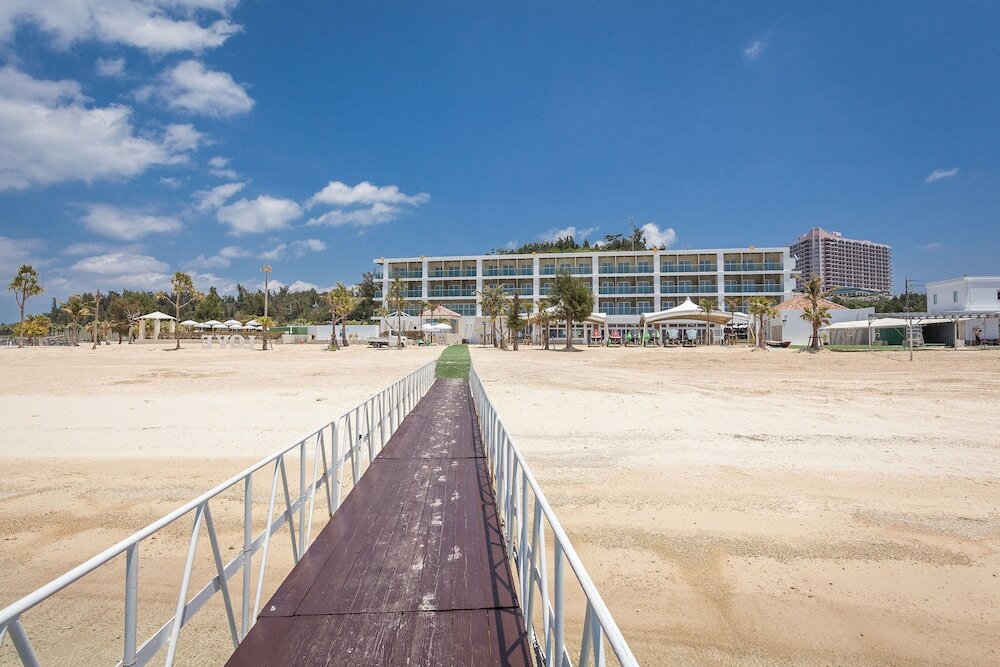 Фото Okinawa Kariyushi Lch Resort on the Beach