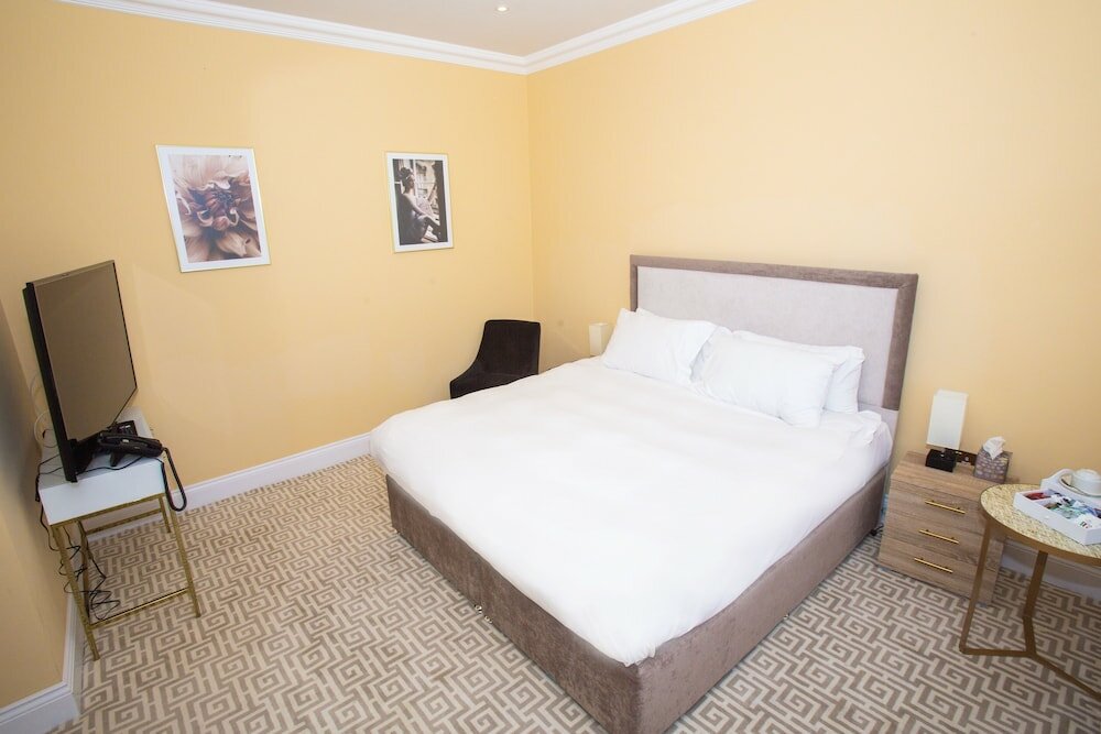 Фото The Hadley Hotel