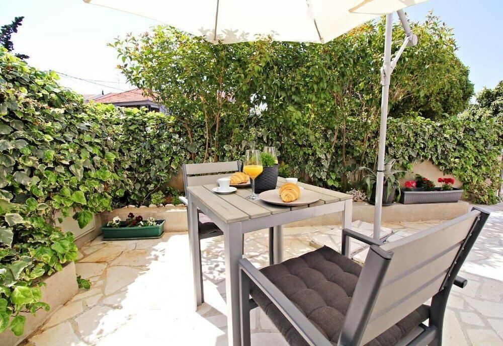 Фото Luxury Apartments Gold and Grey