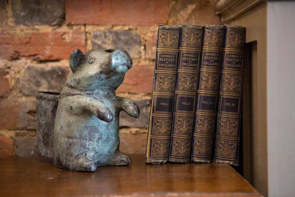 Фото The Curious Pig in the Parlour