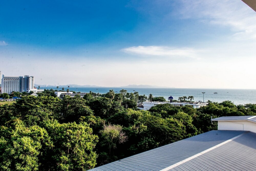 Фото Sea Breeze Jomtien Resort