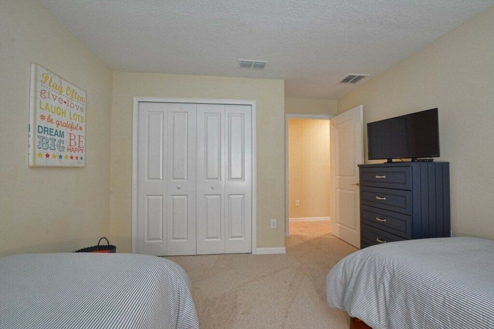 Фото Townhome W/splashpool In Storey Lake -1610st 4 Bedroom Townhouse by Redawning