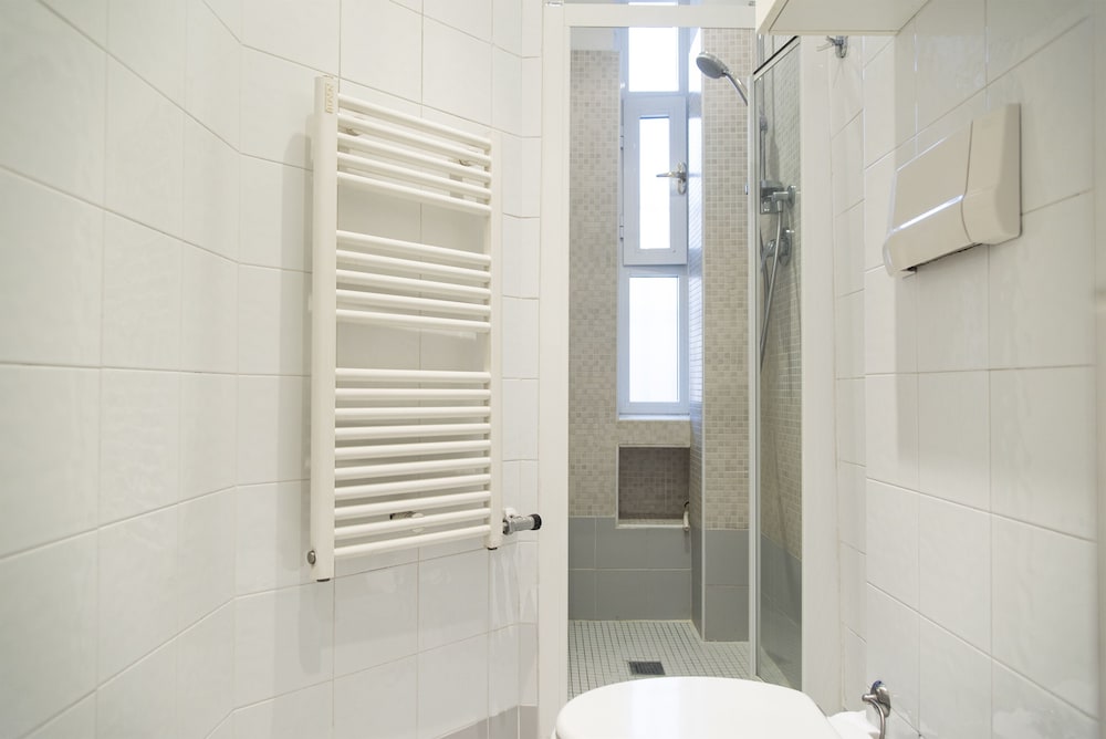 Фото White and Clean Apartment near Metro Mm1