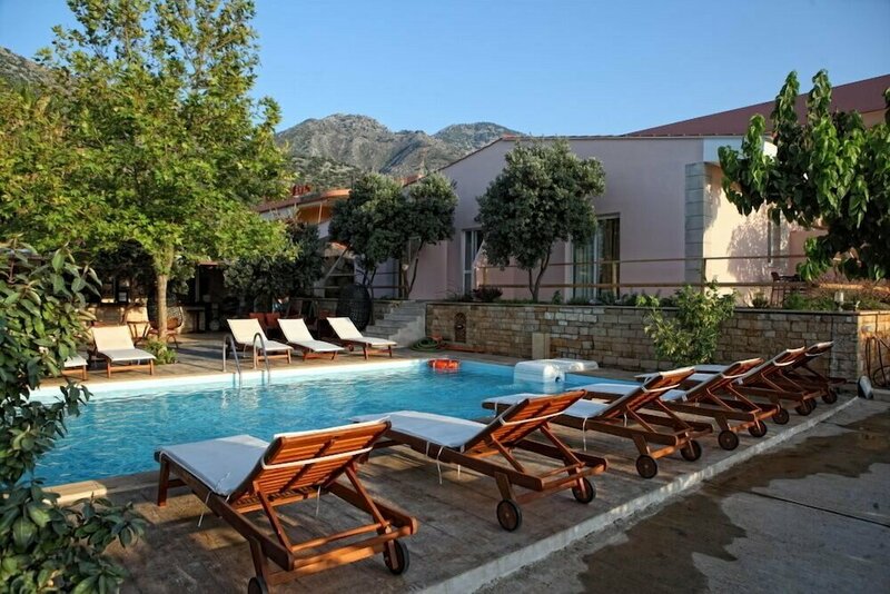 Гостиница Niriides Beach Hotel в Бали