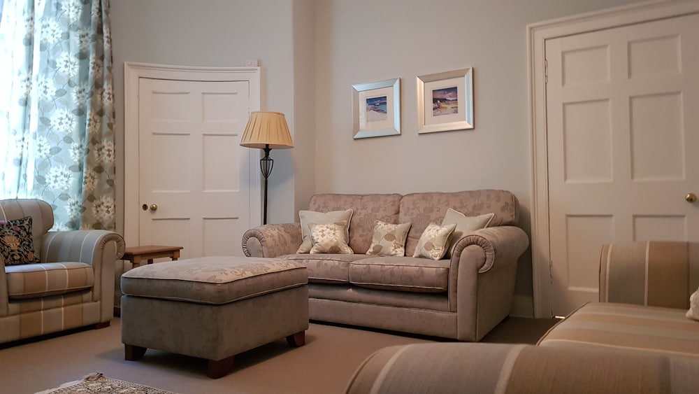 Фото Authentic Central 3-Bedroom Apartment