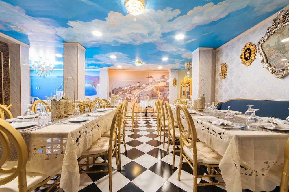 Фото RedDoorz Plus @ Aguirre Avenue Bf Homes