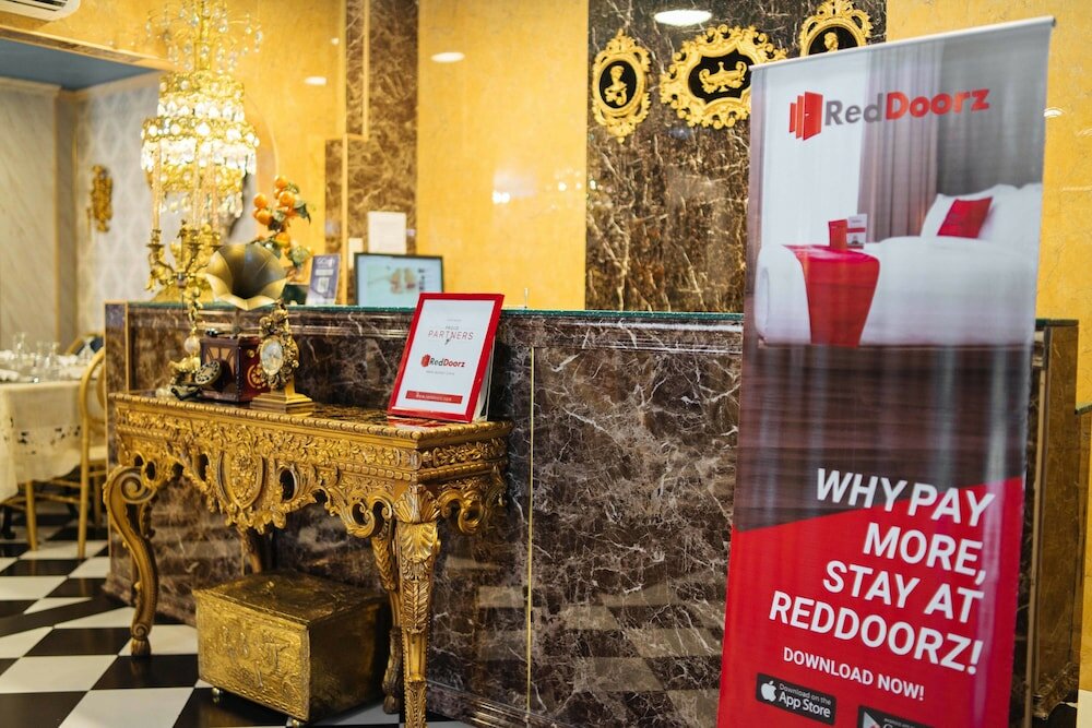 Фото RedDoorz Plus @ Aguirre Avenue Bf Homes