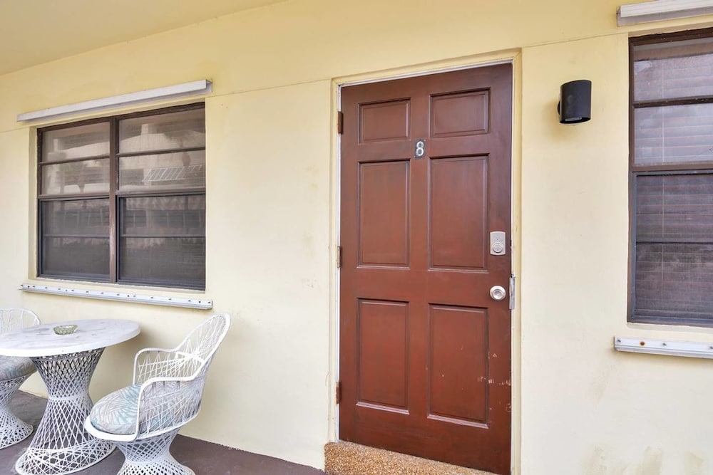 Фото Charming Studio With Bath, Free Parking, Hollywood