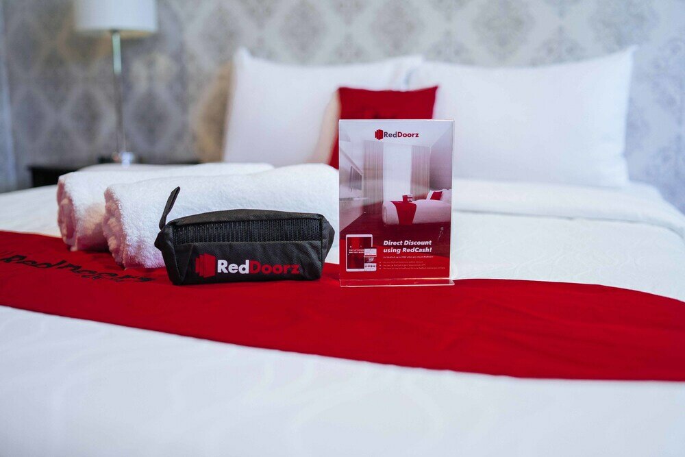 Фото RedDoorz Plus @ Aguirre Avenue Bf Homes