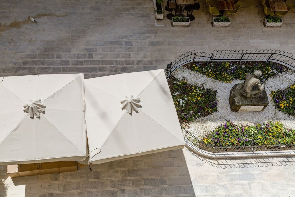 Фото Sidewalk Apartment