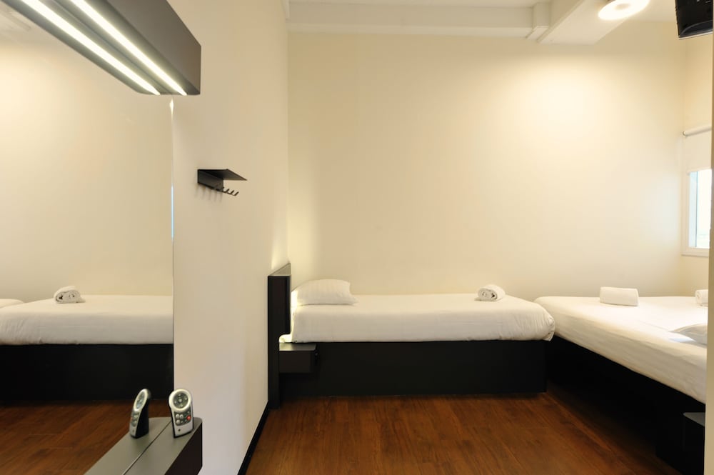 Фото EasyHotel Amsterdam City Centre South