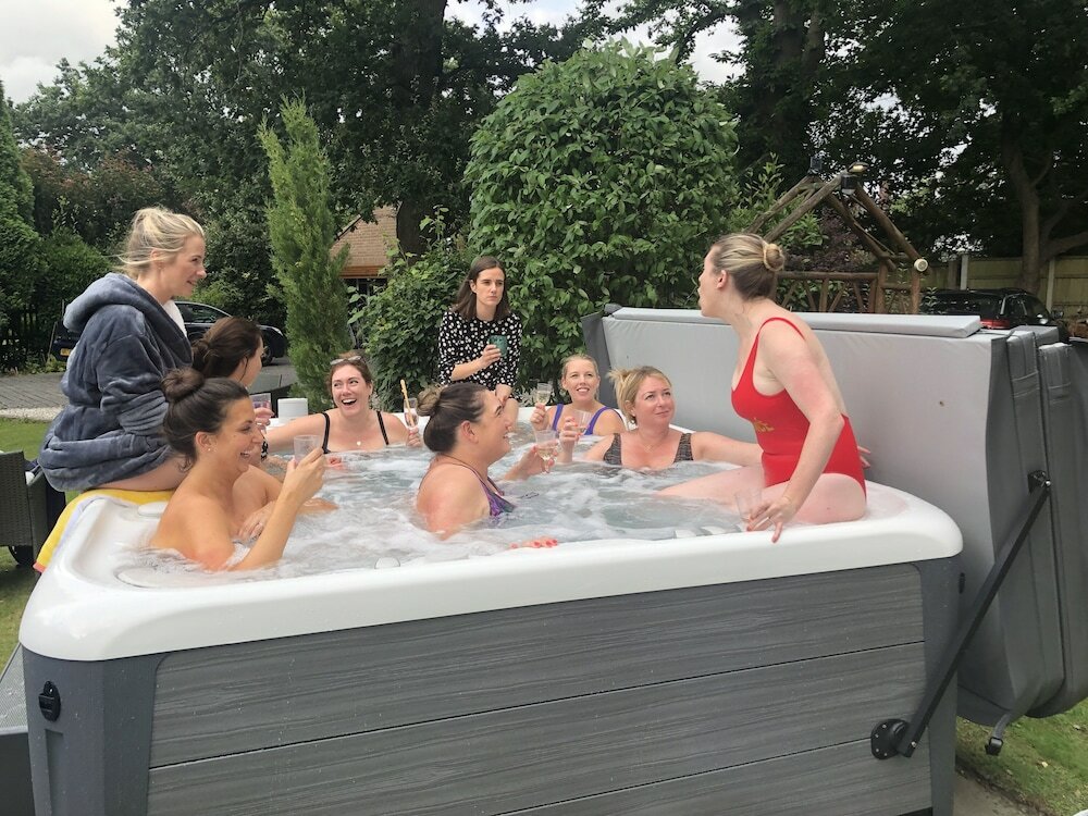 Фото Immaculate 4-bed Apartment in Bournemouth & SPA