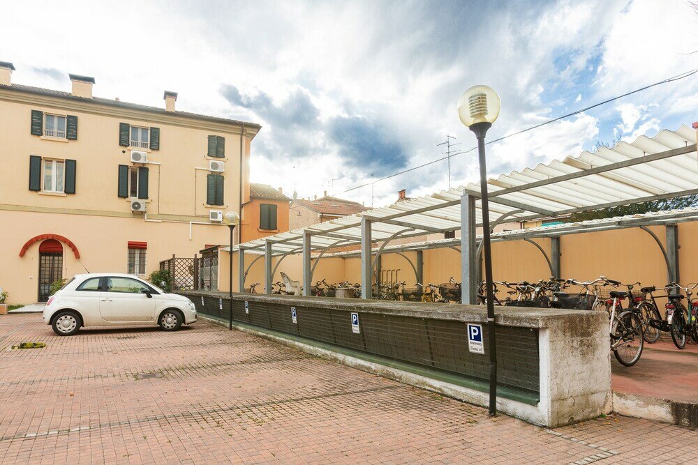 Фото University Apartment con parcheggio e giardino