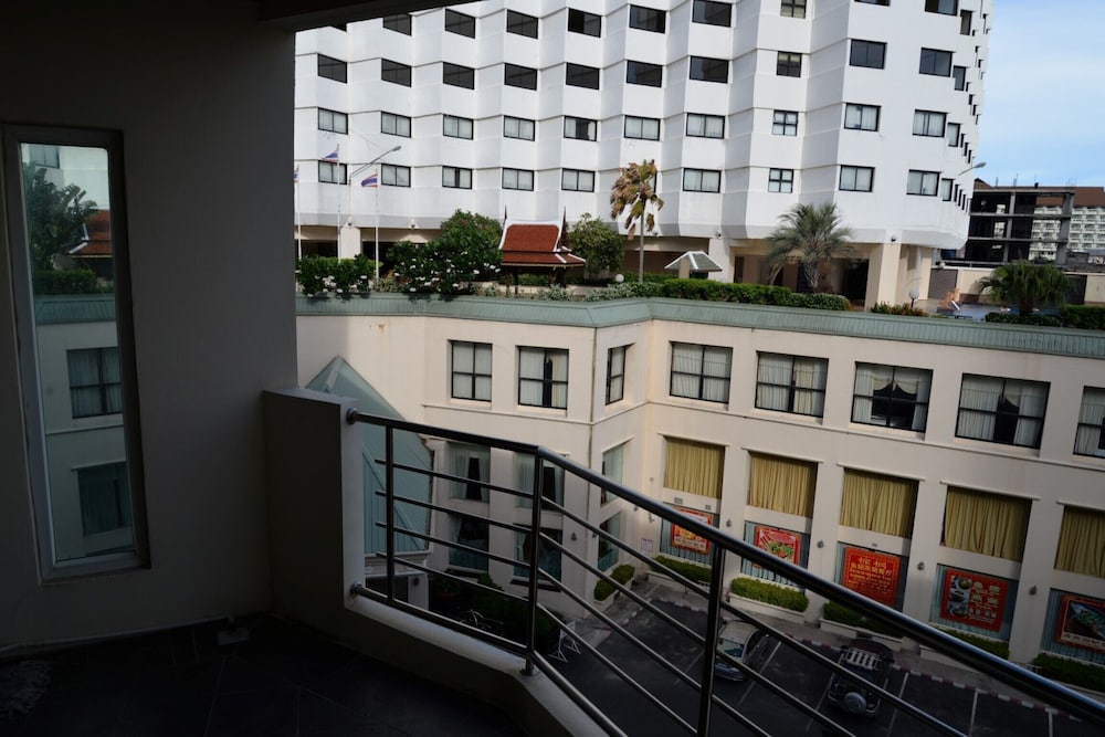 Фото Jomtien Plaza Residence With sea View, SPA Shower Bath tub