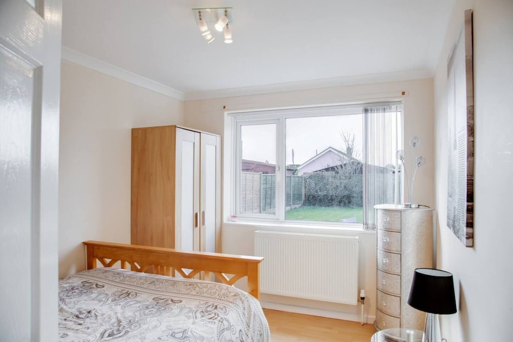 Фото Bungalow 2 min Walk to Beach and sea Sleeps 6