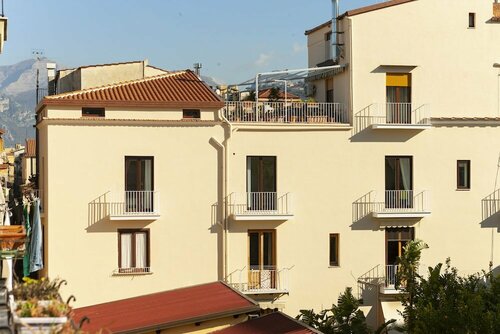 Апартаменты Luxury Four Bedroom Home