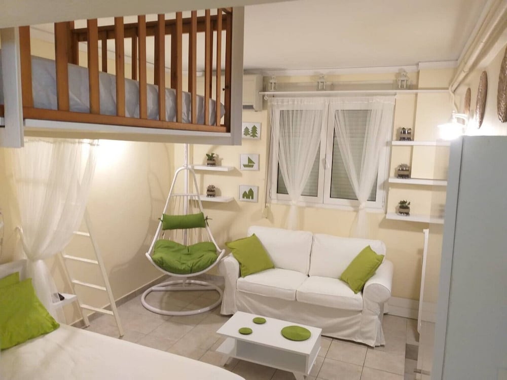 Фото Urban Minimalist Studio Apt. near Pagrati Park